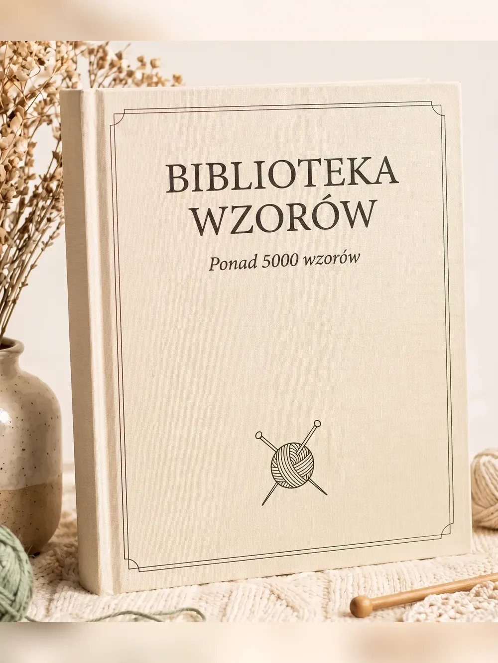 Biblioteka Wzorów: tom ze swetrem na okładce otoczony włóczką
